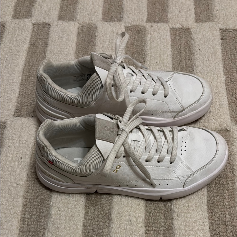 ON White Sneakers - THE ROGER